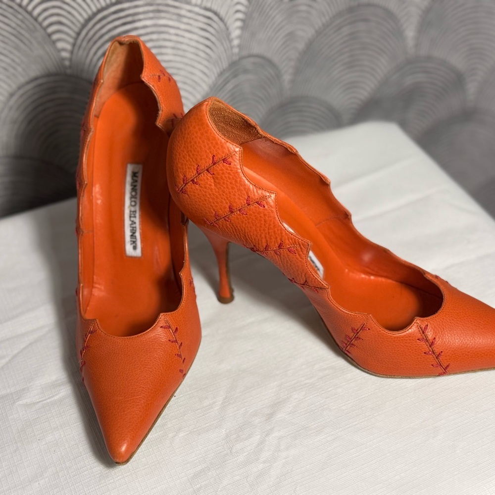 Manolo Blahnik Orange Scalloped Pointed-Toe Leather Pumps - Picture 2 of 11
